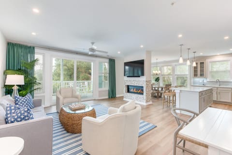 TV and multimedia, Kitchen or kitchenette, Living room, Seating area, Dining area, fireplace