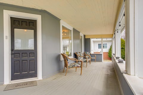 Walk to Dtwn Green Lake Peaceful Getaway with Porch House in Green Lake