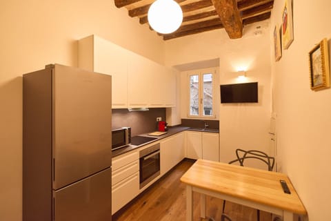 Kitchen or kitchenette, Dining area, minibar, oven, stove