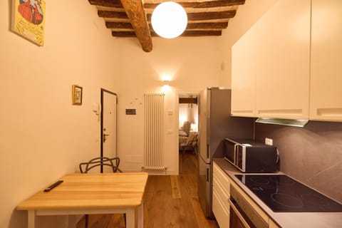 Kitchen or kitchenette, Dining area, minibar, oven, stove