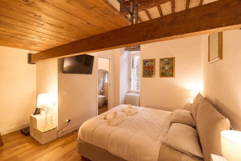 Bed, TV and multimedia, Bedroom, towels