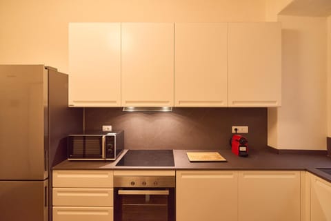 Coffee/tea facilities, Kitchen or kitchenette, minibar, oven, stove