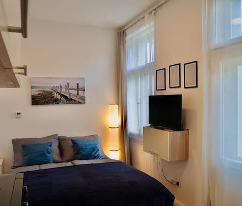 Bed, TV and multimedia, Bedroom