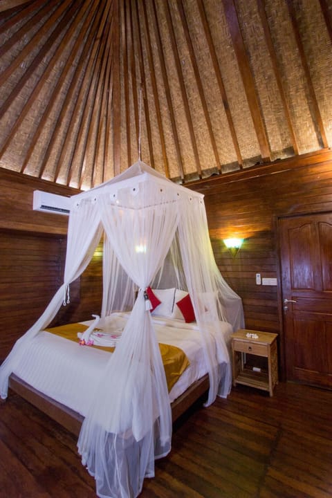 Amora Hut's Campground/ 
RV Resort in Nusapenida