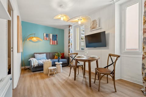 TV and multimedia, Living room, Seating area, Dining area