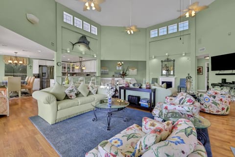 6BR Spacious Beach Home with Big Balcony and Views House in Hitchcock