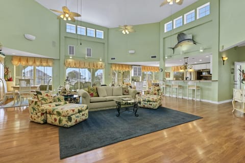 6BR Spacious Beach Home with Big Balcony and Views House in Hitchcock