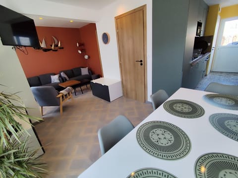 TV and multimedia, Living room, Photo of the whole room, Dining area