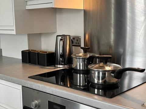 Coffee/tea facilities, Kitchen or kitchenette, stove