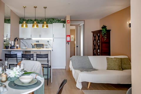 Kitchen or kitchenette, Living room, Seating area, Dining area