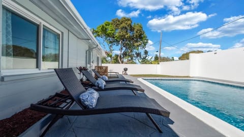 Day, Seating area, Pool view, Swimming pool, sunbed