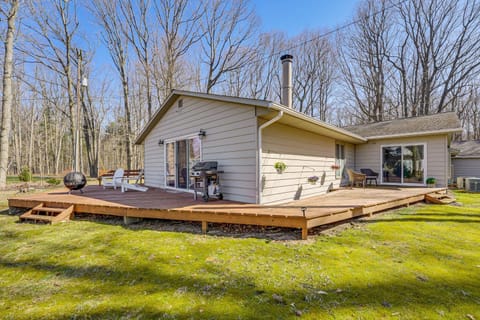 3 Mi to Duck Lake State Park Home with Deck! House in Wisconsin