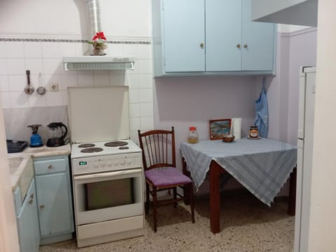 4 Single beds room 5' from metro Hostel in Athens