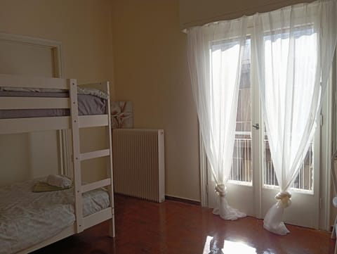 4 Single beds room 5' from metro Hostel in Athens
