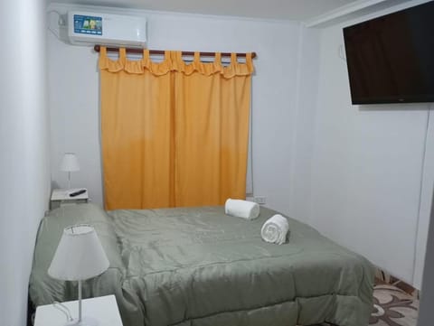 Bed, TV and multimedia, Photo of the whole room, Bedroom, towels