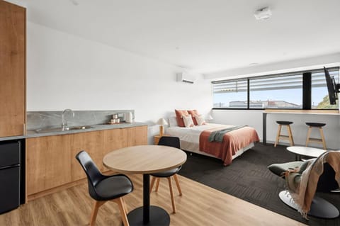 Kitchen or kitchenette, Photo of the whole room, Seating area, air conditioner