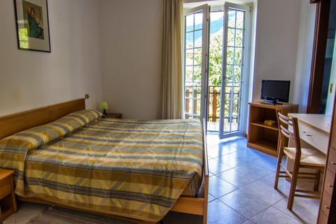 Bed, TV and multimedia, Photo of the whole room, Bedroom, internet