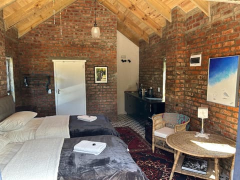 Kitchen or kitchenette, Seating area, Bedroom