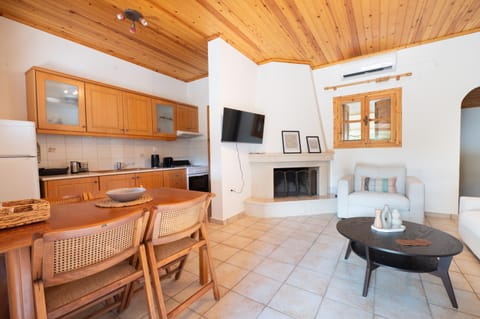 TV and multimedia, Kitchen or kitchenette, Living room, Seating area, air conditioner