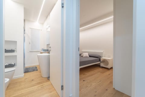 Bed, Bathroom, Photo of the whole room, Bedroom