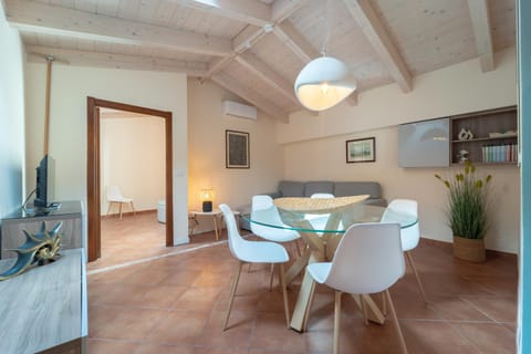 TV and multimedia, Living room, Seating area, Dining area