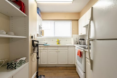 Kitchen or kitchenette, oven, stove