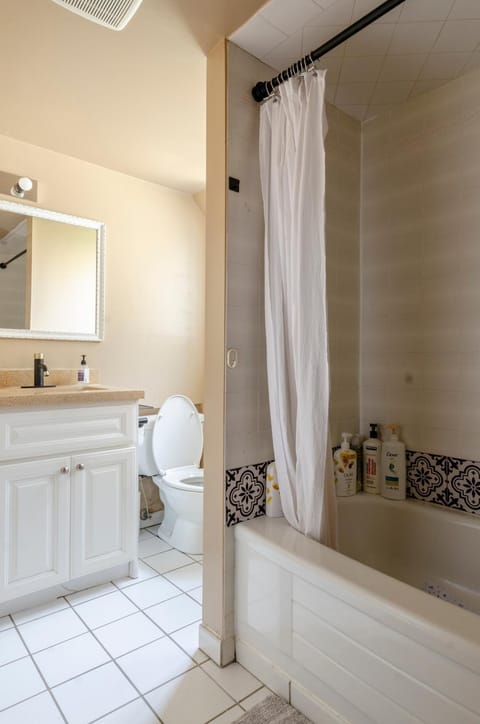 Shower, Toilet, Bath, towels