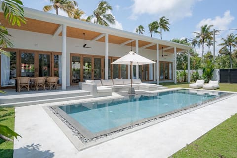 Property building, Patio, Garden, Garden view, Pool view, Swimming pool, sunbed