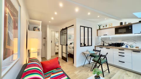 Bed, Living room, Photo of the whole room, Seating area, Dining area, Bedroom, dishwasher, oven