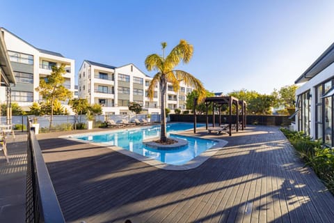 Property building, Day, Evening entertainment, Pool view, Swimming pool, sunbed