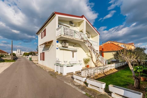 Property building, Day, Neighbourhood, Street view