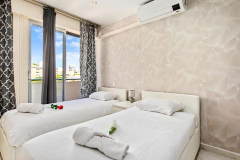 Bed, Balcony/Terrace, Photo of the whole room, Bedroom, towels, air conditioner