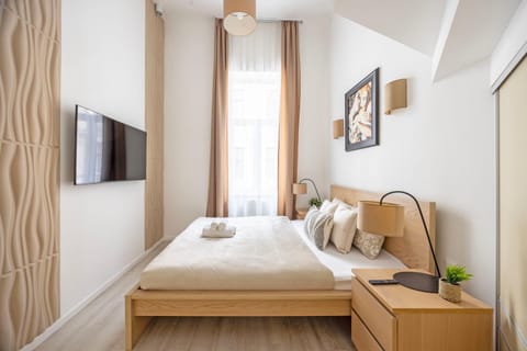 Bed, TV and multimedia, Photo of the whole room, Bedroom, towels