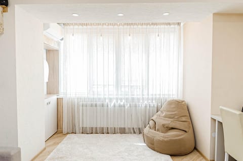 TV and multimedia, Living room, Photo of the whole room, Seating area, air conditioner