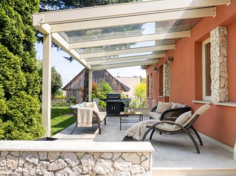 Property building, Patio, Spring, Day, Garden, View (from property/room), Balcony/Terrace, Living room, Seating area, Garden view, sunbed