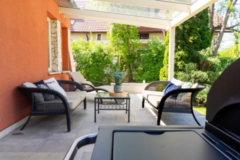 Patio, Day, Garden, View (from property/room), Balcony/Terrace, Living room, Seating area, Dining area, Garden view