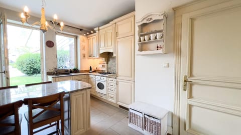 Kitchen or kitchenette, Dining area, dishwasher, minibar, oven, pet friendly, stove