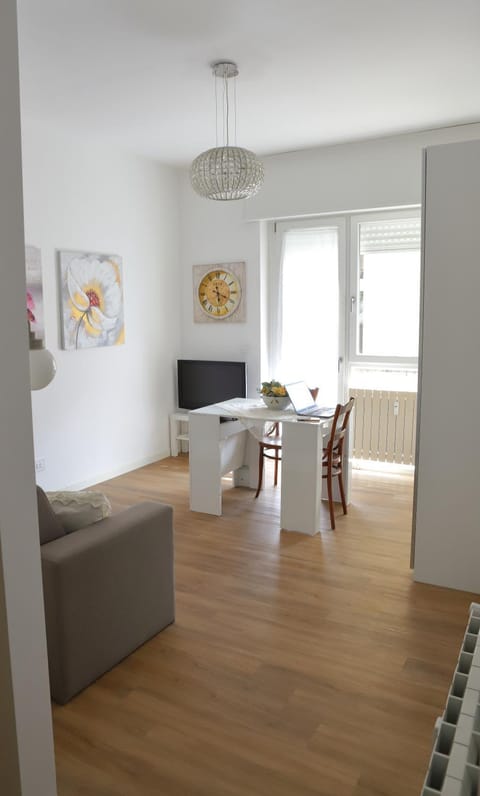 Bed, TV and multimedia, Living room, Seating area, Bedroom