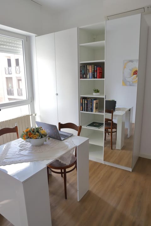 Living room, Seating area, Dining area, air conditioner