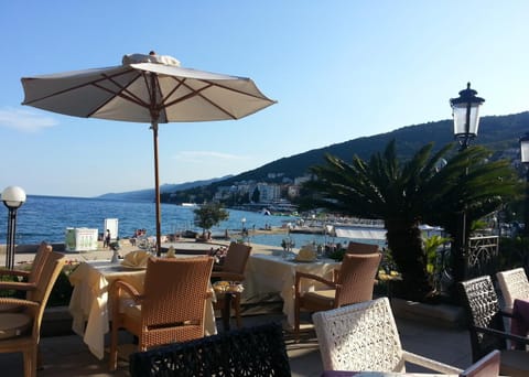 Restaurant/places to eat, Beach, Evening entertainment