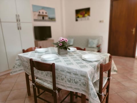 TV and multimedia, Kitchen or kitchenette, Living room, Seating area, Dining area