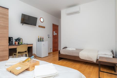 Bed, TV and multimedia, Photo of the whole room, Seating area, Bedroom, towels, air conditioner