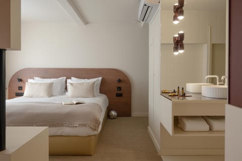 Bed, Photo of the whole room, Bedroom, towels, air conditioner