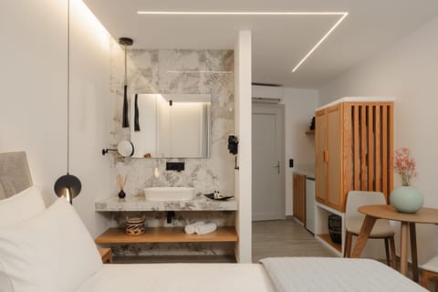 Photo of the whole room, Bedroom, wardrobe