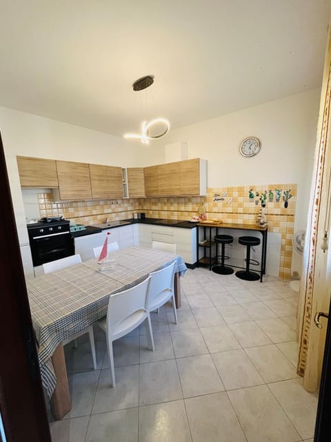 Kitchen or kitchenette, Dining area, minibar, stove