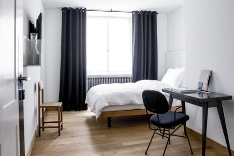 Shower, Bathroom, TV and multimedia, Photo of the whole room, Bedroom