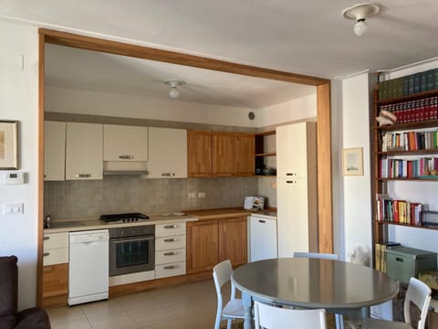 Kitchen or kitchenette, Dining area, dishwasher