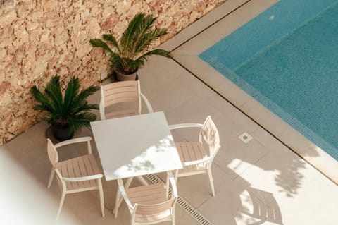 Patio, Day, Dining area, Swimming pool