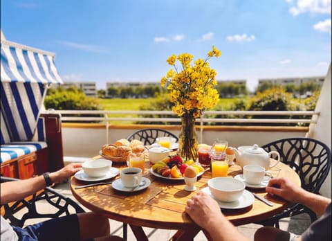 Patio, Day, People, Summer, Coffee/tea facilities, View (from property/room), Balcony/Terrace, Food and drinks, Dining area, Food, Breakfast, Continental breakfast, Drinks, group of guests