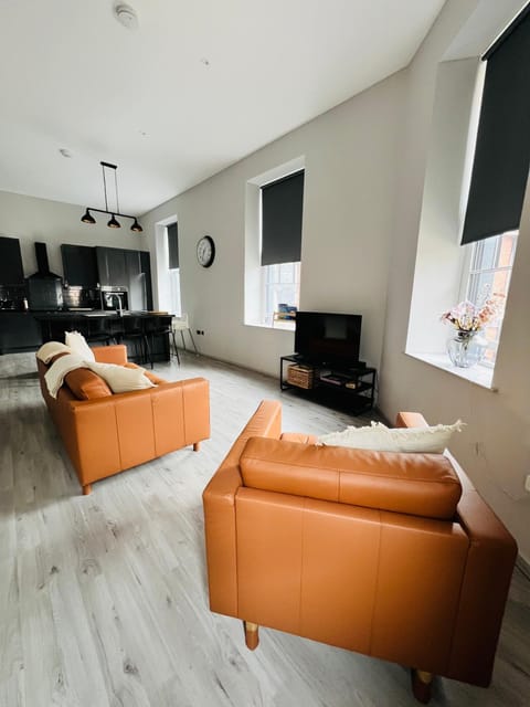 TV and multimedia, Kitchen or kitchenette, Living room, Seating area